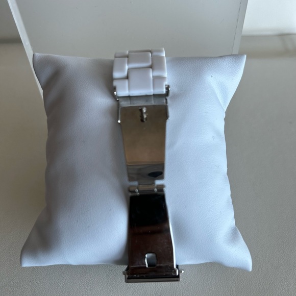 Oversized Women’s Michael Kors Madison Watch - Picture 2 of 3